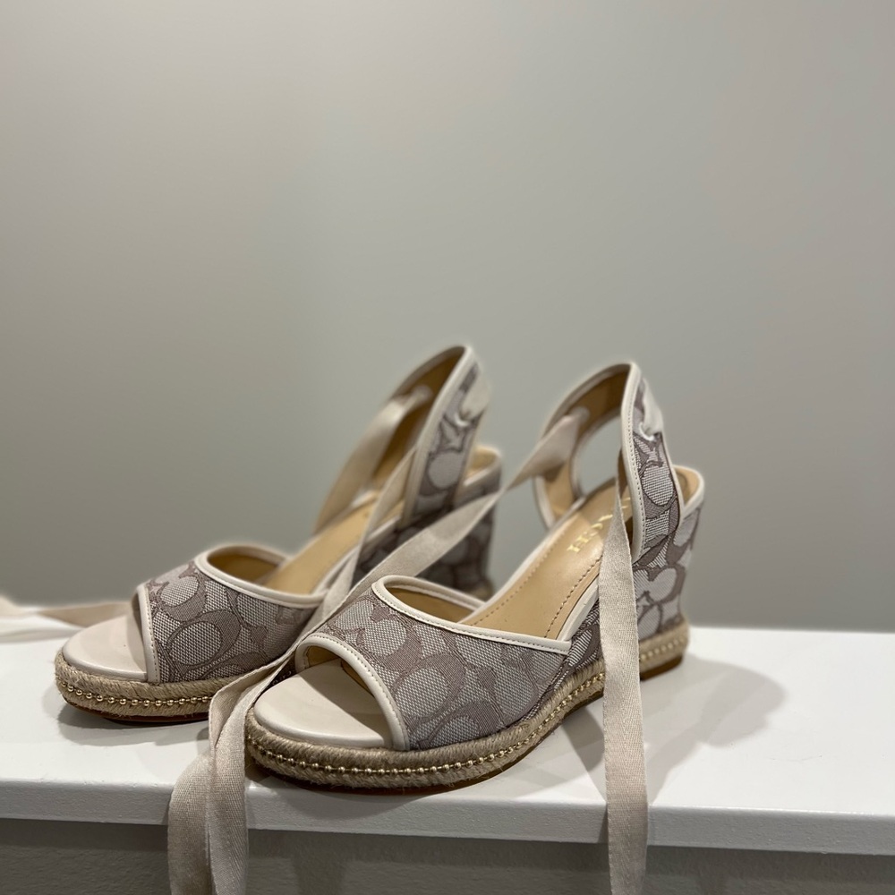 Elegant Beige Women's Sandals